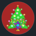 Kerstmis en Hanukkah samen Ronde Sticker<br><div class="desc">Kerstmis en Hanukkah over geschenken voor interreligieuze families die de vreugde van Kerstmis en schoonheid van Chanoeka vieren. Met een kerstboomstructuur en menorah met een joodse ster david omringd door vakantie-cadeaus op wenskaarten,  briefing,  cadeauideeën en kleding voor het gezin.</div>