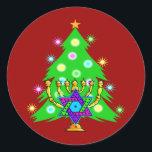 Kerstmis en Hanukkah samen Ronde Sticker<br><div class="desc">Kerstmis en Hanukkah over geschenken voor interreligieuze families die de vreugde van Kerstmis en schoonheid van Chanoeka vieren. Met een kerstboomstructuur en menorah met een joodse ster david omringd door vakantie-cadeaus op wenskaarten, briefing, cadeauideeën en kleding voor het gezin.</div>