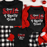 Kerstmis familie gepersonaliseerde grappige lieve  t-shirt<br><div class="desc">Vier het vakantieseizoen met een scheutje humor en personalisatie met ons kerst familie gepersonaliseerde Funny "Dear Santa" T-shirt. Dit heerlijke shirt is de perfecte manier om een vleugje feestelijk plezier toe te voegen aan uw familievergaderingen. Pas het shirt aan met uw familienaam of individuele namen om een luchtige en unieke...</div>