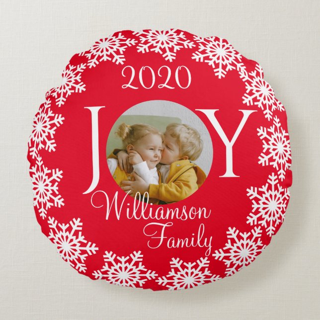 Kerstmis Familie "JOY" Rood met witte sneeuwvlok V Rond Kussen (Voorkant)