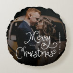 Kerstmis Fantasievol Schrift  Aangepaste Foto  Rond Kussen<br><div class="desc">Voeg een feestelijke charme toe aan uw huis met het ronde kussen met aangepaste foto en het Kerstmis Fantasievol Schrift. Met uw favoriete foto in combinatie met een speels handgeschreven schrift, brengt dit gezellige accentkussen warmte en persoonlijkheid naar uw kerstdecoratie. Perfect voor de woonkamer, slaapkamer of als een hartelijk kerstcadeau,...</div>