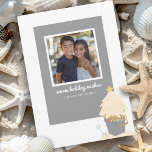 Kerstmis Feestdagenkaart<br><div class="desc">Breng de warmte en de charme van een kustkerstfeest naar uw vakantiewensen met onze Beachy Sand Pail Photo Christmas-Kaart! Perfect voor strandliefhebbers en degenen die het zee koesteren. De voorkant van de kaart toont een prachtige illustratie van een zandbak gevuld met zand in de vorm van een kerstboom. Versierd met...</div>