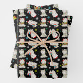 Kerstmis feestelijke lama's op zwart inpakpapier vel (In situ)