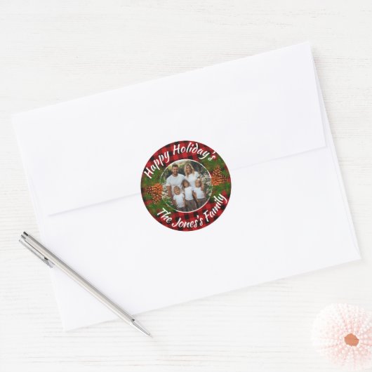 Kerstmis gepersonaliseerde foto rode plaid pinecon ronde sticker (Envelop)