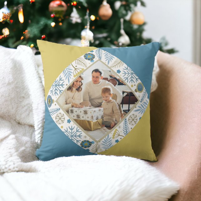 Kerstmis gepersonaliseerde moderne foto kussen (Christmas Personalized Modern Photo Throw Pillow from Ricaso. Blue and yellow design. Photo gifts)