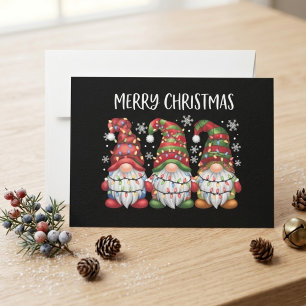 Kerstmis Gnome Trio met Lichtjes in Buffalo Plaid  Feestdagenkaart