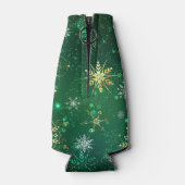 Kerstmis Gouden Sneeuwvlokken op Groene Achtergron Flesjeskoeler (Achterkant)