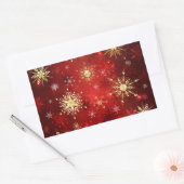 Kerstmis Gouden Sneeuwvlokken op Rode Achtergrond Rechthoekige Sticker (Envelop)