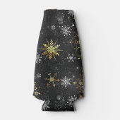 Kerstmis Gouden Sneeuwvlokken op Zwarte Achtergron Flesjeskoeler (Voorkant)