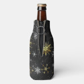 Kerstmis Gouden Sneeuwvlokken op Zwarte Achtergron Flesjeskoeler (Fles Achterkant)