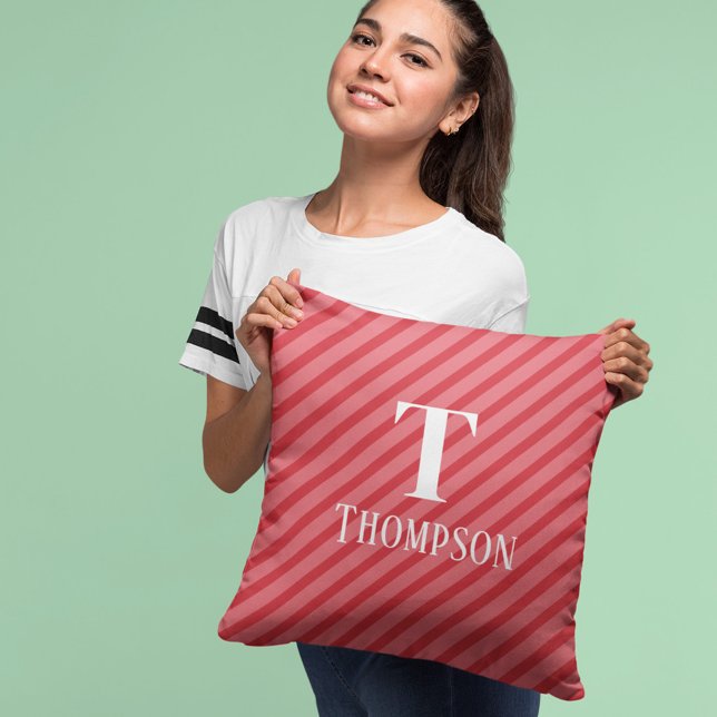 Kerstmis grillige rode strepen monogram vakantie kussen (Christmas Whimsical Red Stripes Monogram Family Throw Pillow. )