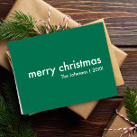 Kerstmis | Groen modern, minimaal stijlvol Feestdagen Kaart<br><div class="desc">Eenvoudig, stijlvol "vrolijk kerstfeest" citeert het wenskaart met moderne typografie in het wit op een rijke groene achtergrond in een minimalistisch schandalig design. De kaart kan gemakkelijk worden gepersonaliseerd met uw eigen feestelijke groet, familienaam en jaar om een echt op maat gemaakte kerstfeestkaart te maken voor het feestseizoen! Het binnenste...</div>