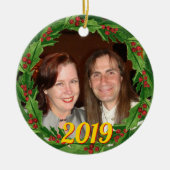Kerstmis Holly krans aangepaste foto Keramisch Ornament (Voorkant)