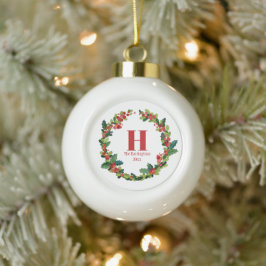 Kerstmis Holly krans gepersonaliseerd monogram Keramische Bal Ornament