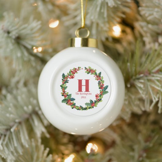 Kerstmis Holly krans gepersonaliseerd monogram Keramische Bal Ornament (Boom)