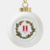 Kerstmis Holly krans gepersonaliseerd monogram Keramische Bal Ornament (Voorkant)