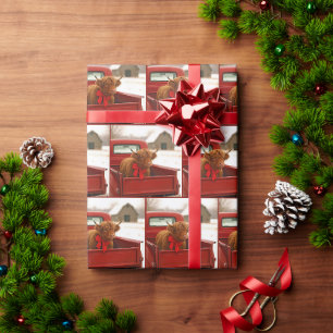 Kerstmis Hooglandrund in oude rode pick-uptruck Cadeaupapier