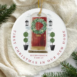 Kerstmis in de nieuwe Waterverf Red Deeg Wreater Keramisch Ornament<br><div class="desc">Perfecte ornament-koepel voor nieuwe paren, nieuwigheden en families die hun eerste kerst vieren in hun nieuwe thuis. Ons ontwerp is voorzien van onze eigen, met de hand geschilde, rode voordeur met een feestelijke kerstvakantie. Geconcentreerd met aanrakingen van goud op de brievenbusgroef, deurhandvat, en deurkickplate. Moderne, zwarte buitenwandlampen en een inbrekend...</div>