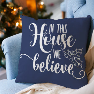 Kerstmis In dit huis geloven we Navy Blue Kussen