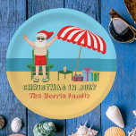 Kerstmis in juli Santa Claus Beach Party Papieren Bordje<br><div class="desc">Dit leuke kerstfeest in juli papieren bord maakt een perfect zomerfeest voor een strandbad of een zwembad. Maak het een leuke noordpool, de extravaganza met de kerstman in zijn zwembroek naast een rode en witte gestreept strandparaplu en cadeautjes. Ik heb de heer Klaus nog nooit eerder in een badpak gezien!...</div>