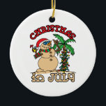 Kerstmis in juli Snowman Sand Beach Keramisch Ornament<br><div class="desc">Cool Christmas in July design heeft een sneeuwpop gemaakt van zand dat naast de palmboom staat</div>