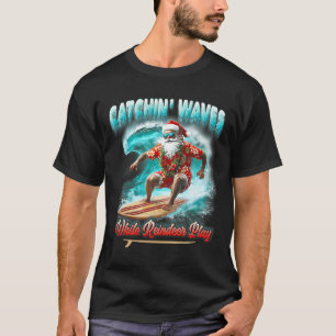 Kerstmis In Juli Surfende Kerstman Die Golven Vang T-shirt