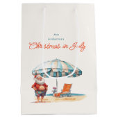 Kerstmis in juli Zomer Kerstman aan het strand Medium Cadeauzakje (Achterkant)