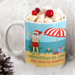 Kerstmis in juli Zomer Santa Claus Beach House Koffiemok<br><div class="desc">Deze schattige aangepaste kerst in juli mok maakt een perfect zomerfeest gunst cadeau voor een strandbad of zwembad verzamelen. Maak er een leuke Noordpool thema extravaganza met Sinterklaas in zijn zwembroek naast een rood-wit gestreepte strandparaplu en geschenken. Ik heb de heer Klaus nog nooit in een badpak gezien! De groene...</div>