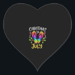 Kerstmis in juli zomervakantie hart sticker<br><div class="desc">Kerstmis in juli zomervakantie</div>