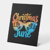 Kerstmis in juni Zonnebril Grappige Zomervakantie Reclamebord Met Voetstuk (Voorkant)