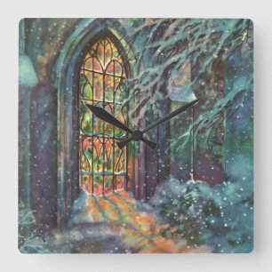 Kerstmis in oude kerk met glas-in-loodraam vierkante klok