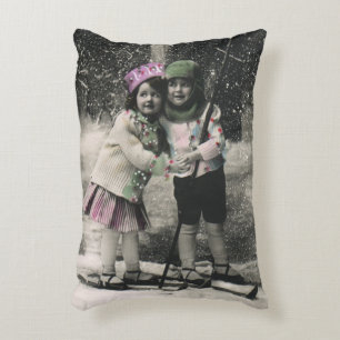 Kerstmis in retro stijl, beste vrienden op skis accent kussen