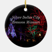 Kerstmis in Silver Dollar City Ceramic Ornament (Achterkant)
