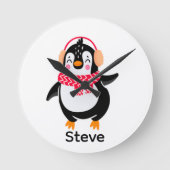 Kerstmis Jolly Pinguïn in Sjaal met Oorkappen Ronde Klok (Voorkant)