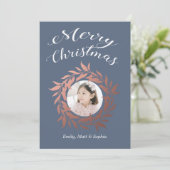 Kerstmis Kersenrood Krans Blauw Wit Foto Feestdagenkaart (Staand voorkant)
