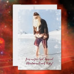 Kerstmis: kerstfeest kaart<br><div class="desc">De kerstman die zijn voeten in de oceaan gooit voor leuke en goede tijden zoals een kerstfeest op het strand! Nodig je gasten uit naar een banket feestje in een strandhotel en geniet van de avond.  tekst op voor en achter.</div>
