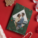 Kerstmis Kiss Mistletoe Romantic Foto Diamond Feestdagenkaart<br><div class="desc">De kerstkussen en vakantiewensen zijn overvloedig aanwezig met deze feestelijke en romantische minitoe patroonkaart. Vul de elegante diamant met uw favoriete paar kus foto en voeg uw douanemas bericht in wit over de botanische groene achtergrond toe. Er hangt een mooie mistletoe boven je zogende foto.</div>