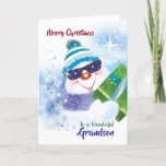Kerstmis, kleinzoon, Cool Snowman in een zonnebril Kaart<br><div class="desc">Een koele sneeuwman met een donkere zonnebril en een cadeau dragen is de originele illustratie op deze vrolijke kerstkaart voor kleinzoon. Met een wollig pet en een grote glimlach is deze coole kerel geplaatst tegen een blauwe achtergrond van sneeuwvlokken en vallende sneeuw.</div>