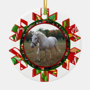 Kerstmis komt voor de versiering keramisch ornament