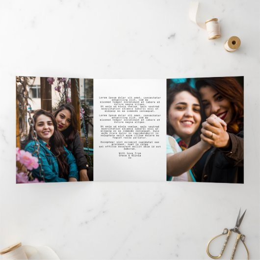 Kerstmis Lesbisch Koppel Hond Sneeuwman Persoonlij Drieluik Wenskaart (Binnen)