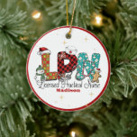 Kerstmis LPN Verpleegster Custom Keramisch Ornament<br><div class="desc">Vier de reis van uw geliefde naar het nobele beroep van verpleegkunde met onze kerst-LPN Verpleegkundige Aangepaste Keramische Ornament Dit gepersonaliseerde ornament is een hartverwarmende en betekenisvolle manier om hun beroep als verpleegkundige te herdenken. Kleurrijk ornament met naam.</div>