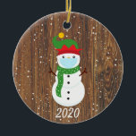 Kerstmis Masker Snowman 2020 Hout Keramisch Ornament<br><div class="desc">Dit ontwerp werd gecreeerd door digitale kunst. Het kan op het verstrekte gebied worden gepersonaliseerd of door de foto te veranderen of uw eigen woorden toe te voegen worden aangepast. Neem contact met me op colorflowcreations@gmail.com als je dit ontwerp op een ander product wilt gebruiken. Koop mijn oorspronkelijke abstracte acrylschilderij...</div>