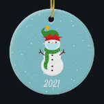 Kerstmis Masker Snowman 2021 Keramisch Ornament<br><div class="desc">Dit ontwerp werd gecreeerd door digitale kunst. Het kan op het verstrekte gebied worden gepersonaliseerd of door de foto te veranderen of uw eigen woorden toe te voegen worden aangepast. Neem contact met me op colorflowcreations@gmail.com als je dit ontwerp op een ander product wilt gebruiken. Koop mijn originele abstracte acrylschilderij...</div>