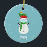 Kerstmis Masker Snowman 2021 Keramisch Ornament<br><div class="desc">Dit ontwerp werd gecreeerd door digitale kunst. Het kan op het verstrekte gebied worden gepersonaliseerd of door de foto te veranderen of uw eigen woorden toe te voegen worden aangepast. Neem contact met me op colorflowcreations@gmail.com als je dit ontwerp op een ander product wilt gebruiken. Koop mijn originele abstracte acrylschilderij...</div>