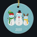 Kerstmis Masker Snowman Familie 2020 Keramisch Ornament<br><div class="desc">Dit ontwerp werd gecreeerd door digitale kunst. Het kan op het verstrekte gebied worden gepersonaliseerd of door de foto te veranderen of uw eigen woorden toe te voegen worden aangepast. Neem contact met me op colorflowcreations@gmail.com als je dit ontwerp op een ander product wilt gebruiken. Koop mijn oorspronkelijke abstracte acrylschilderij...</div>