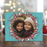 Kerstmis met Circle Foto Feestdagenkaart<br><div class="desc">Een boerderijblauw met een bessen met een foto-lijst. Een modern manuscript wordt gebruikt voor de Prettige feestdagen. Een kerstgroet - Moge uw dagen vrolijk en helder zijn - aan de kant van het briefkaart met een gebied voor familiehandtekening en groet.</div>