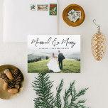 Kerstmis met gehuwd en prettig penseel, volledige  feestdagenkaart<br><div class="desc">Deze stijlvolle en elegante vakantiekaart is voorzien van uw favoriete foto in combinatie met een elegant type naar de bovenkant met een vervaagde witte gradiënt om jouw tekst te markeren. De achterzijde is voorzien van een naadloze 2 fotocollage met ruimte voor uw eigen gepersonaliseerde notitie. Alle doopvonten en kleuren zijn...</div>