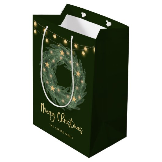 Kerstmis met Gold String Lights op groen Medium Cadeauzakje (Achterkant Gekanteld)