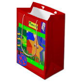 Kerstmis met groene naam op rode achtergrond medium cadeauzakje (Voorkant Gekanteld)