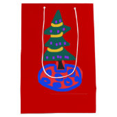 Kerstmis met groene naam op rode achtergrond medium cadeauzakje (Achterkant)
